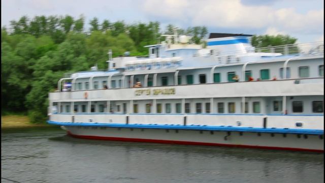 Судно плывет по реке Оке.Рязанская область.03.06.2025.