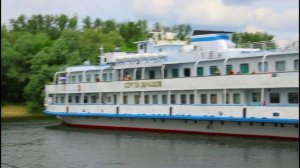 Судно плывет по реке Оке.Рязанская область.03.06.2025.