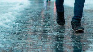 «Желтый» уровень опасности из-за гололедицы продлили в Москве