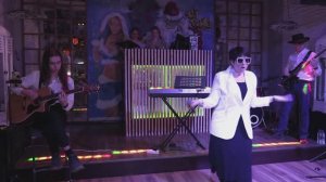 01_Crazy Little Thing Called Love