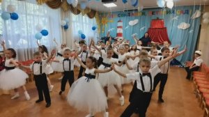 Прощальный вальс с воспитателями на выпускном в детском саду