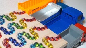 Для детей. Наполняем большие машинки шариками и не только.Видео для детей. #дети #видеодлядетей