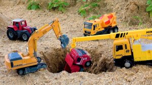 Извлечь грузовик из ямы с помощью экскаватора и автокрана. 🏗🤩