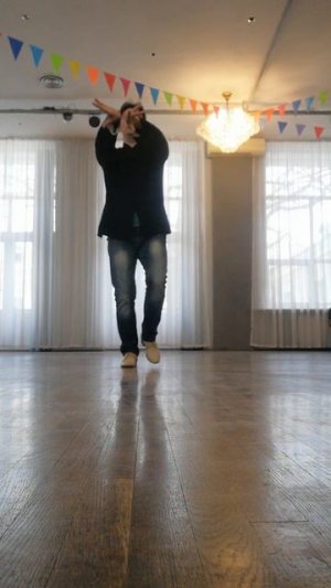 Бачата обучение. Соединение рук наверх и в сторону.