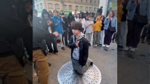 В харькове избили подростка и заставили петь гимн Украины на коленях за слова "Россия топ"