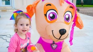 Настя украшает дом к новому году