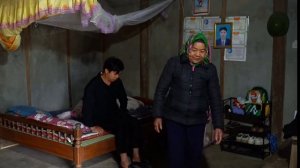 65.Мать-одиночка потеряла сознание на обочине дороги,и неожиданно появилась женщина чтобы помочь ей