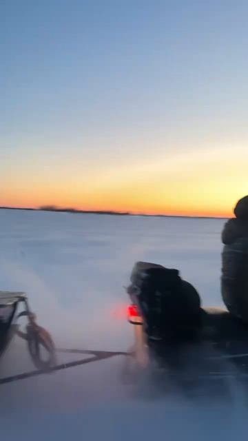 Тащим лодку на избушку