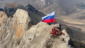 Триколор водрузили на хребте Таракташ в честь годовщины воссоединения Крыма с РФ.