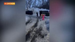 ЖИЛЬЦЫ УЛИЦЫ ЛАРИНА В ПЕТРОПАВЛОВСКЕ САМОСТОЯТЕЛЬНО ЗАНЯЛИСЬ РАСЧИСТКОЙ ДОРОГИ • БЕЗ КОММЕНТАРИЕВ