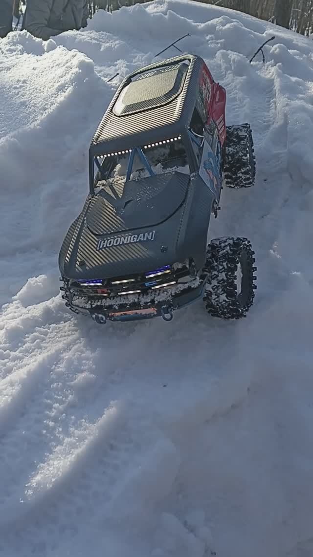 MJX H8P медленно ползёт по снегу) #rc #rccar #crawler #4x4rc #scale #rclife #rcmodel #mjx