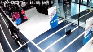 Житель Петербурга украл велосипед, стоимостью около 100 тыс. рублей

38-летний мужчина за пару минут