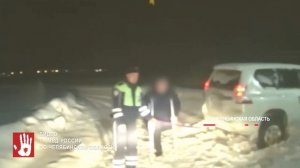 Автомобиль с детьми застрял в сугробе. Происшествие случилось в Троицке