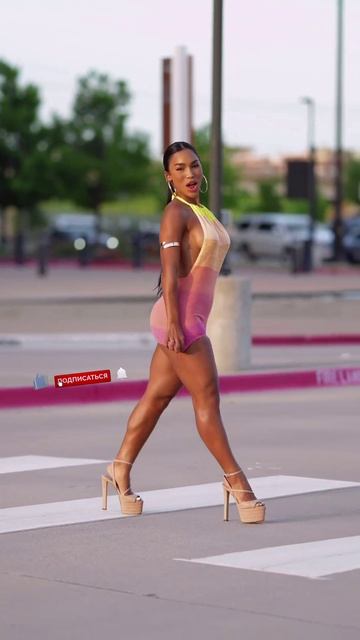 Эффектная мулатка-шоколадка в красивом платье.