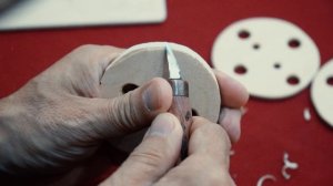 Изготовление нивхского музыкального инструмента "угрш" - "пуговица"