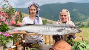 Приготовление двух гигантских рыб в глине на огне. Сельская жизнь в Иране