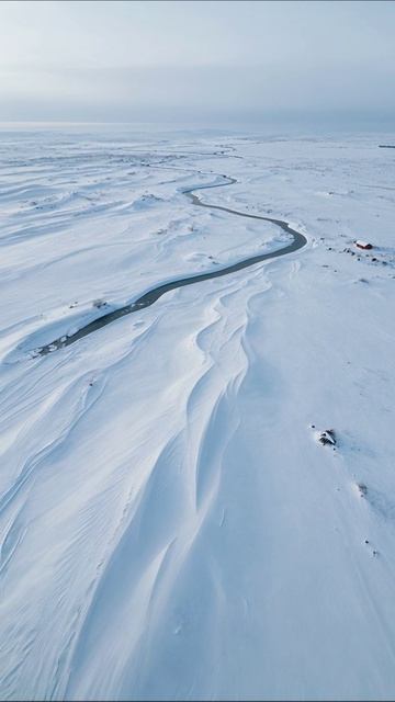 Зимний пейзаж: река среди снежных просторов #зима #природа #пейзаж