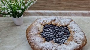 ПЕКУ ТВОРОЖНУЮ ФРАНЦУЗСКУЮ ГАЛЕТУ СО СМОРОДИНОЙ, ЭТО ОБАЛДЕННО ВКУСНО.