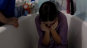 выливаю воду на подругу