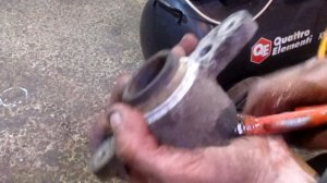 Заклинил суппорт Калины, закис тормозной цилиндр, оборвал направляющие. Что то пошло не так.