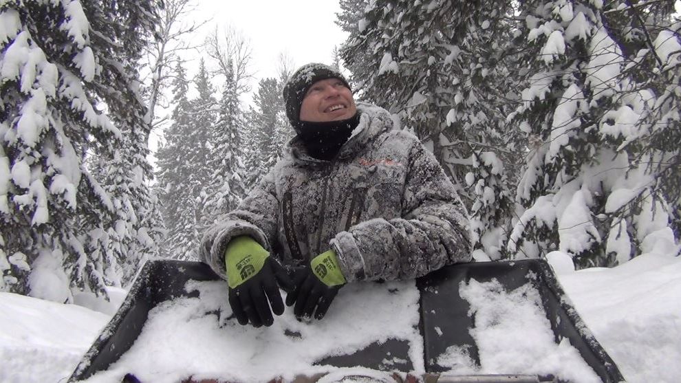 ТАЙГА Преодоление ГОРЫ в ТРОЕМ на Одном СНЕГОХОДЕ