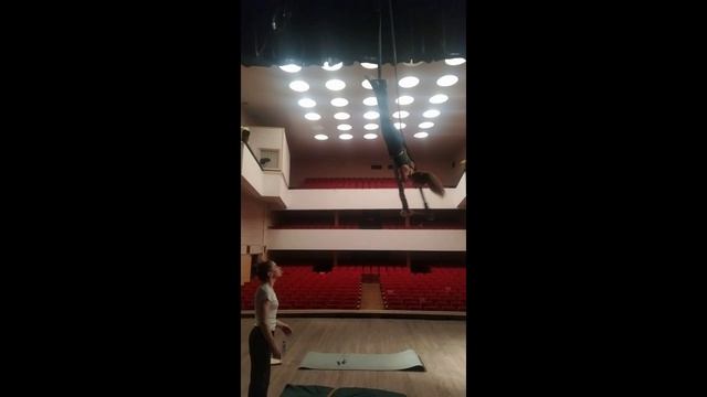 Индивидуальные занятия: трапеция - эффектные вращения в петле и стойка на руках