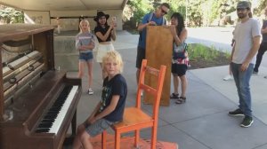 Кейден - 8 лет. Играю на фортепиано  в Калгари на свой 8-й день рождения. Мемориал Драйв. Канада