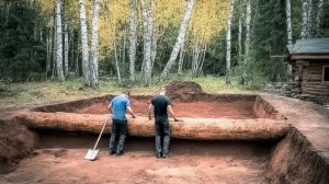 Двое мужчин строят огромную хижину под землёй.