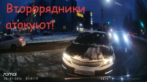 "Нельзя так делать! Нельзя!" Снова второрядники на дороге.