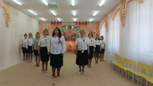 Воспитатели поют песню "Не женщины придумали войну"