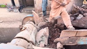 Строительство, дробление щебенки