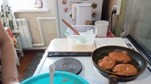 Жарю котлетки