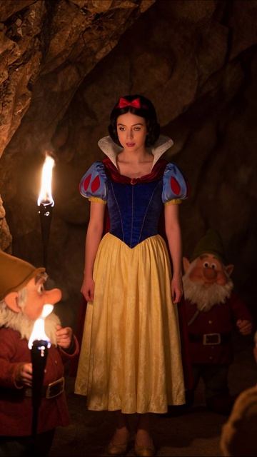 Белоснежка в пещере с гномами #Белоснежка #гномы #сказка