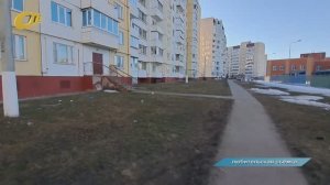 ЖИТЕЛИ 13-ГО МИКРОРАЙОНА ЖАЛУЮТСЯ НА ГОРОЖАН, БРОСАЮЩИХ МУСОР ИЗ ОКОН НА ГАЗОНЫ