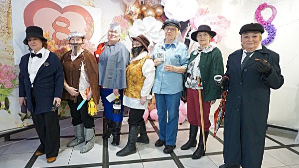 шуточное дефиле литературных героев 