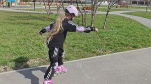 Ангелина учится кататься на роликовых коньках.