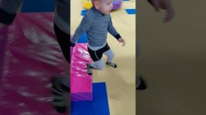 Вовочка 🐻 развлекается 🎉 в Изумрундии ТЦ Крым.mp4