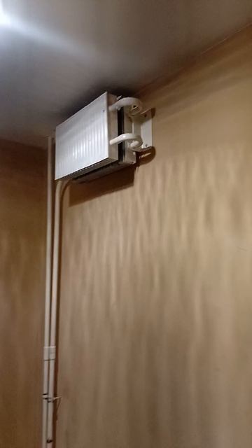 Вопрос слесарям: почему радиатор наверху?