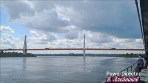 А река течёт...