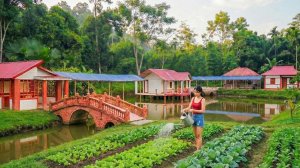 Талантливая женщина строит красивую кухню у арочного моста.  Спокойная жизнь на лоне природы.