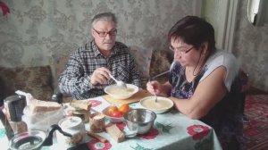 Всё  просто по домашнему. Очень Вкусно обедает Семья в Деревне