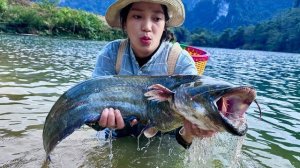 Девушка неожиданно ловит большую рыбу в неожиданном месте. Традиционные навыки рыбалки. Вьетнам