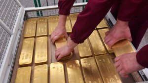 Цена золота упала ниже $4,9 тыс. за унцию