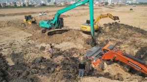 Big Excavator Stuck in Deep Clay- Heavy Recovery DOOSAN DX340LCA Sink In Mud- Excavator Failure