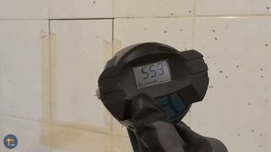 Демонтаж плитки строительным феном для повторной укладки