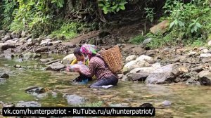 Повседневная жизнь мальчика и девочки из горной местности: укладываем камни, перекрываем ручей