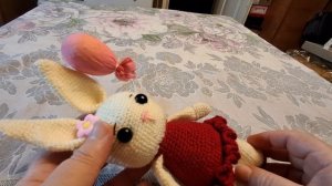 " Коробка с карандашами". Задание: Красный с шариком. У меня зайка Мия с воздушным шаром