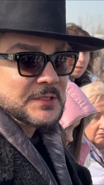 Филипп Киркоров целует крест и вспоминает отца / могила Бедроса Киркорова 18.03.2026 Троекуровское