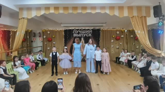 Очень трогательный финал выпускного в детском саду.