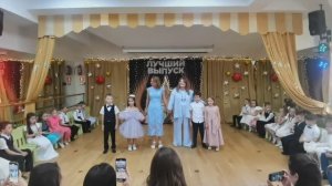 Очень трогательный финал выпускного в детском саду.